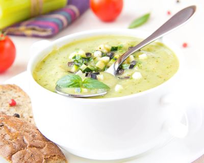 5 recettes de soupes froides rafraîchissantes pour l'été - Soupe froide de concombre, menthe et yaourt
